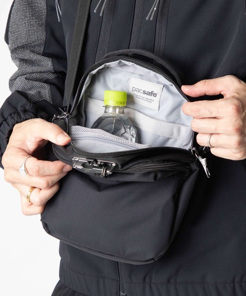 pacsafe(パックセーフ)の「PACKSAFE V Companion Crossbody パックセーフ コンパニオン ショルダーバッグ(ショルダーバッグ・メンズ・ネイビー/ブラック・FREE)」の6枚目の写真