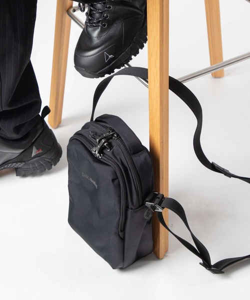 pacsafe(パックセーフ)の「PACKSAFE V Companion Crossbody パックセーフ コンパニオン ショルダーバッグ(ショルダーバッグ・メンズ・ネイビー/ブラック・FREE)」の8枚目の写真