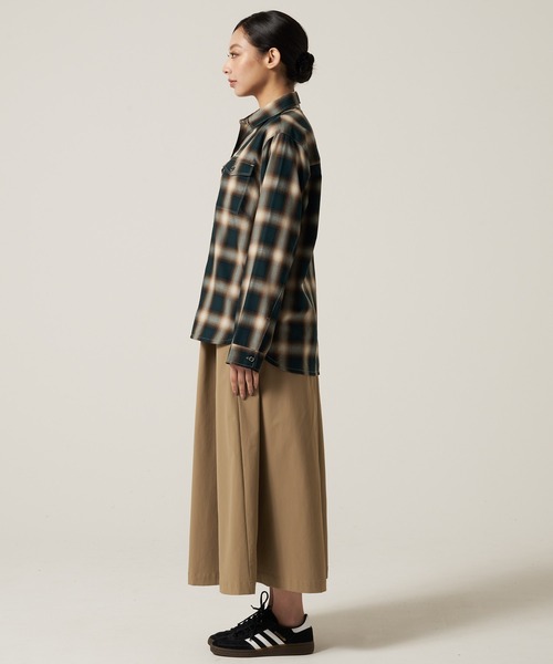 Eddie Bauer(エディーバウアー)の「プレイド ツイル 長袖シャツ(シャツ/ブラウス・レディース・ダークグリーン/ブラック/ライトグレー・M/S/XL/L)」の13枚目の写真