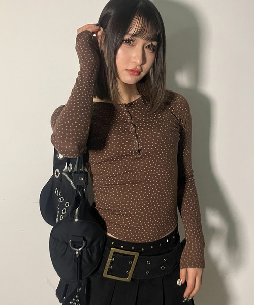 .KOM(ドットコム)の「A'GEM/9 × .kom 『.KOM/ドットケーオーエム』STAR EYELET RIB LONG SLEEVE/スターアイレットリブロングスリーブ(Tシャツ/カットソー・レディース・グレー/ブラウン・FREE)」の2枚目の写真