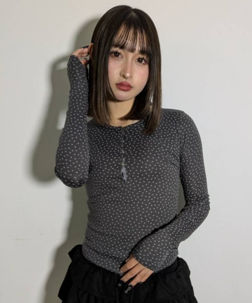 .KOM(ドットコム)の「A'GEM/9 × .kom 『.KOM/ドットケーオーエム』STAR EYELET RIB LONG SLEEVE/スターアイレットリブロングスリーブ(Tシャツ/カットソー・レディース・グレー/ブラウン・FREE)」の5枚目の写真