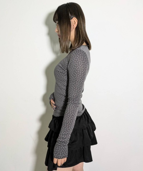 .KOM(ドットコム)の「A'GEM/9 × .kom 『.KOM/ドットケーオーエム』STAR EYELET RIB LONG SLEEVE/スターアイレットリブロングスリーブ(Tシャツ/カットソー・レディース・グレー/ブラウン・FREE)」の6枚目の写真
