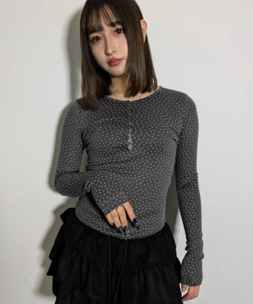 .KOM(ドットコム)の「A'GEM/9 × .kom 『.KOM/ドットケーオーエム』STAR EYELET RIB LONG SLEEVE/スターアイレットリブロングスリーブ(Tシャツ/カットソー・レディース・グレー/ブラウン・FREE)」の4枚目の写真