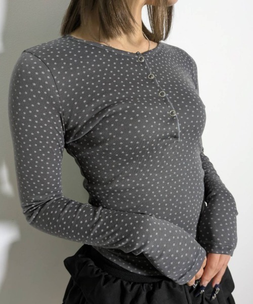 .KOM(ドットコム)の「A'GEM/9 × .kom 『.KOM/ドットケーオーエム』STAR EYELET RIB LONG SLEEVE/スターアイレットリブロングスリーブ(Tシャツ/カットソー・レディース・グレー/ブラウン・FREE)」の3枚目の写真