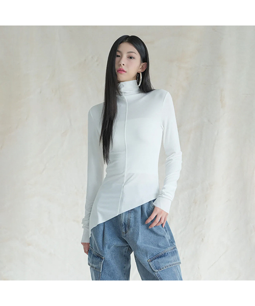 AVANDRESS(アバンドレス )の「Diagonal Turtleneck Tee WHITE(Tシャツ/カットソー・レディース・ホワイト・MEDIUM/SMALL)」の1枚目の写真