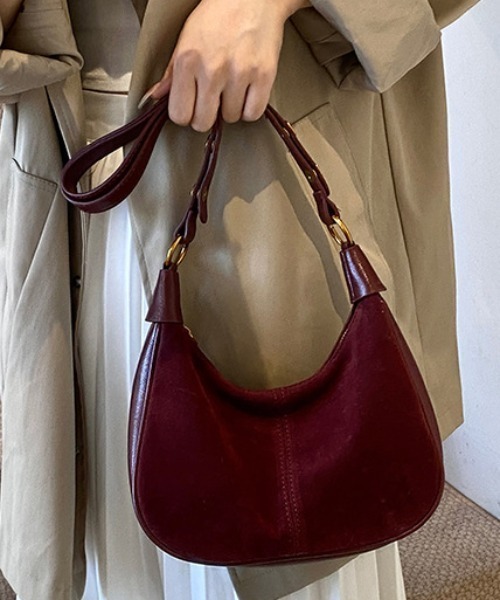 mebole（メボレ）の「スエードハーフムーンショルダーバッグ（ショルダーバッグ・レディース・レッド/キャメル/ブラウン/ブラック・FREE）」の4枚目の写真