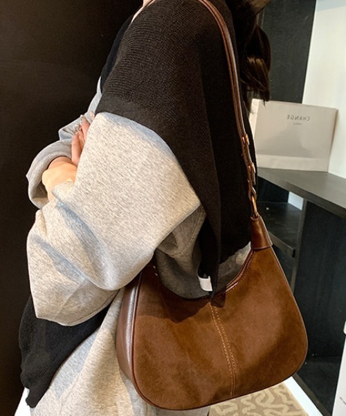 mebole（メボレ）の「スエードハーフムーンショルダーバッグ（ショルダーバッグ・レディース・レッド/キャメル/ブラウン/ブラック・FREE）」の21枚目の写真