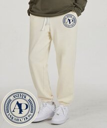 ASTRAL PROJECTION（アストラルプロジェクション）の「スポーティエンブレムコンフォータブルトレーニングスウェットジョガーパンツ_クリーム（スウェットパンツ）」