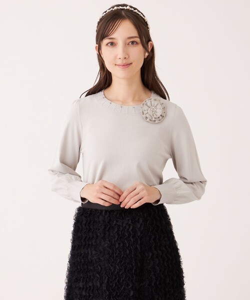 TO BE CHIC（トゥー ビー シック）の「ニットコサージュ プルオーバー（ニット/セーター・レディース・ブラック/ベージュ/グレー系その他・40）」の3枚目の写真