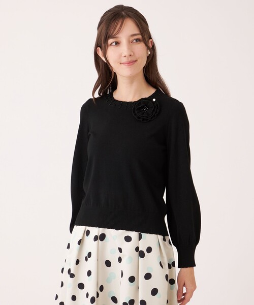 TO BE CHIC（トゥー ビー シック）の「ニットコサージュ プルオーバー（ニット/セーター・レディース・ブラック/ベージュ/グレー系その他・40）」の2枚目の写真