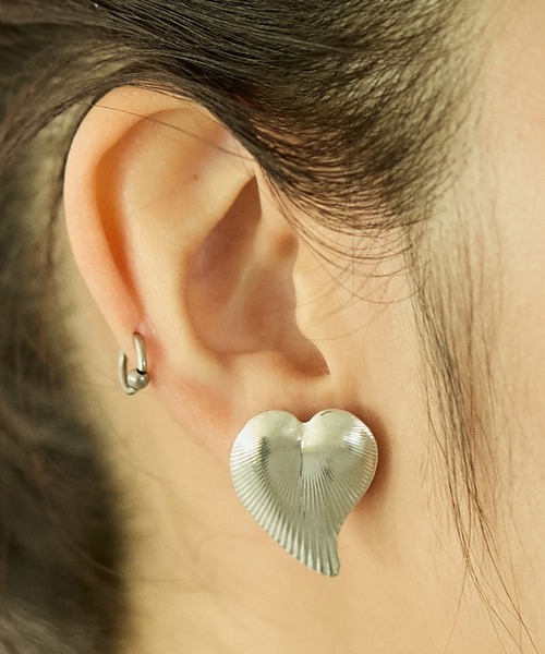 LAPUIS（ラピュイ）の「LAPUIS(ラピュイ) Heart leaf pierced earrings（ピアス（両耳用）・レディース・シルバー/ゴールド・FREE）」の2枚目の写真