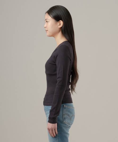 Levi's（リーバイス）の「Levi's/リーバイス エッセンシャル スクエアネック ロングスリーブ Tシャツ（Tシャツ/カットソー・レディース・ブラック・M/S/XS）」の2枚目の写真