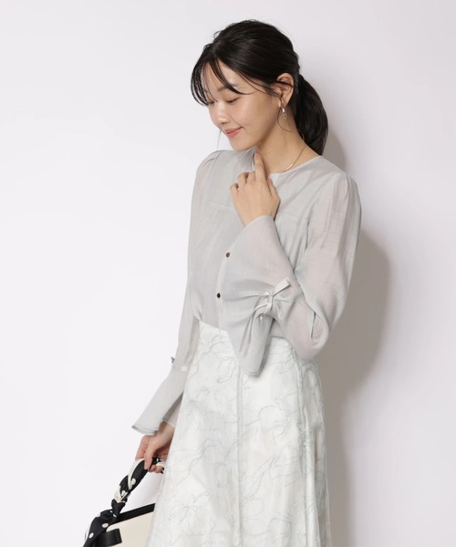 JUSGLITTY(ジャスグリッティー)の「ビスチェディテールシアーブラウス(シャツ/ブラウス・レディース・ブルー/オフホワイト・2/1)」の9枚目の写真