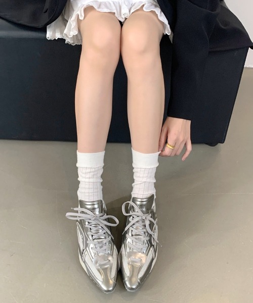 SHEENA(シーナ)の「ポインテッドレースアップスニーカー(スニーカー・レディース・シルバー・24.5㎝/24.0cm/23.5cm)」の2枚目の写真
