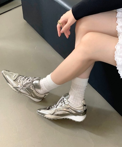 SHEENA(シーナ)の「ポインテッドレースアップスニーカー(スニーカー・レディース・シルバー・24.5㎝/24.0cm/23.5cm)」の4枚目の写真