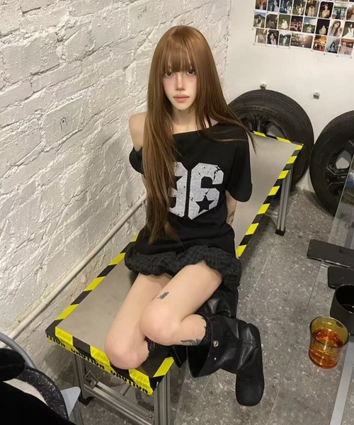 lilful(リルフル)の「【26年春夏新作】スターナンバリングプリント ワンショルTシャツ(Tシャツ/カットソー・レディース・ブラック・M/L)」の4枚目の写真