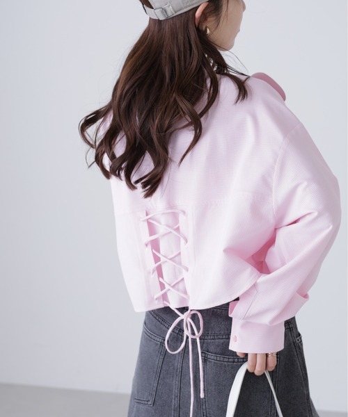 FREE'S MART（フリーズマート）の「◆バックレースアップショート丈シャツ（シャツ/ブラウス・レディース・ピンク系その他/ホワイト/ブルー系その他/グレー・FREE）」の4枚目の写真