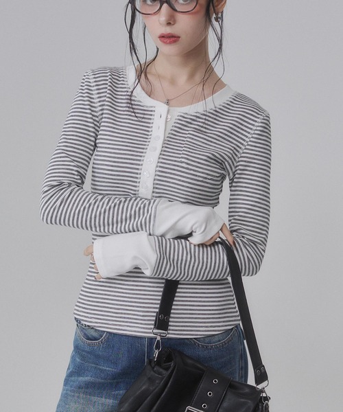 ENVYM(アンビー)の「ヘンリーネックボーダー 長袖Tシャツ【2026秋冬新色】【サイズ展開あり】(Tシャツ/カットソー・レディース・グレー/ピンク/ブラック/ホワイト/ブラウン・FREE/MEDIUM)」の2枚目の写真