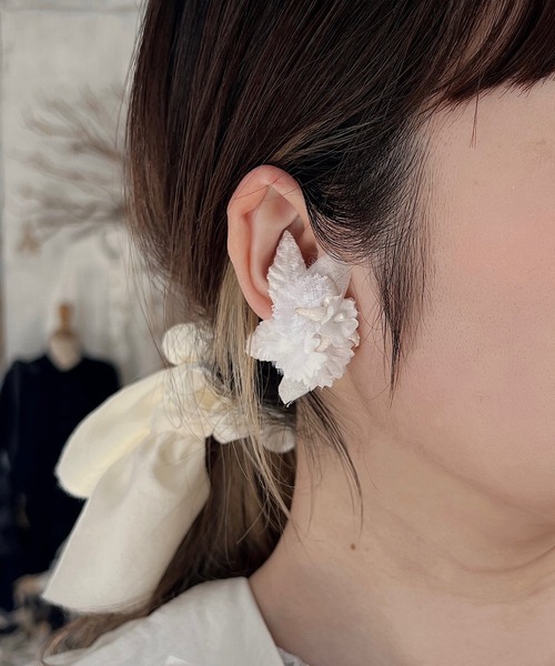 m.soeur(エムスール)の「クララとサテンのイヤリング(イヤリング・レディース・グレー/ホワイト/ピンク・FREE)」の2枚目の写真