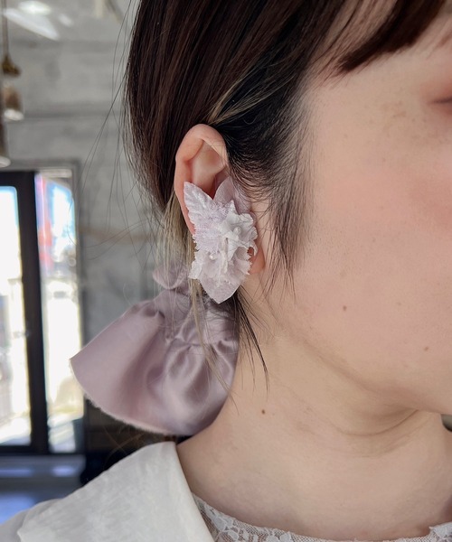 m.soeur(エムスール)の「クララとサテンのイヤリング(イヤリング・レディース・グレー/ホワイト/ピンク・FREE)」の3枚目の写真