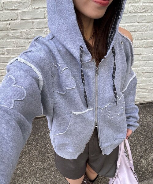 CIAOPANIC（チャオパニック）の「ショルダースリットハトメワッペンジップパーカー（パーカー・レディース・グレー/イエロー/ネイビー・ONE SIZE）」の2枚目の写真