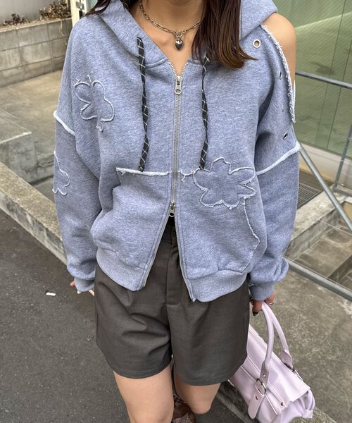 CIAOPANIC（チャオパニック）の「ショルダースリットハトメワッペンジップパーカー（パーカー・レディース・グレー/イエロー/ネイビー・ONE SIZE）」の4枚目の写真