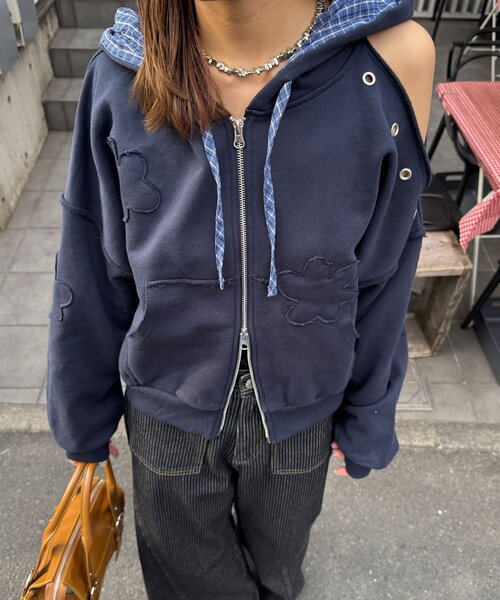 CIAOPANIC（チャオパニック）の「ショルダースリットハトメワッペンジップパーカー（パーカー・レディース・グレー/イエロー/ネイビー・ONE SIZE）」の12枚目の写真