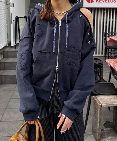 CIAOPANIC（チャオパニック）の「ショルダースリットハトメワッペンジップパーカー（パーカー・レディース・グレー/イエロー/ネイビー・ONE SIZE）」の13枚目の写真