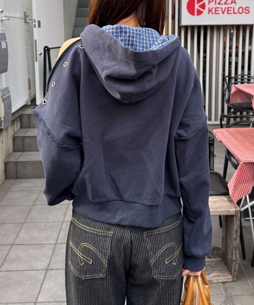 CIAOPANIC（チャオパニック）の「ショルダースリットハトメワッペンジップパーカー（パーカー・レディース・グレー/イエロー/ネイビー・ONE SIZE）」の20枚目の写真