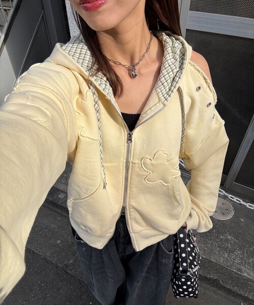 CIAOPANIC（チャオパニック）の「ショルダースリットハトメワッペンジップパーカー（パーカー・レディース・グレー/イエロー/ネイビー・ONE SIZE）」の20枚目の写真