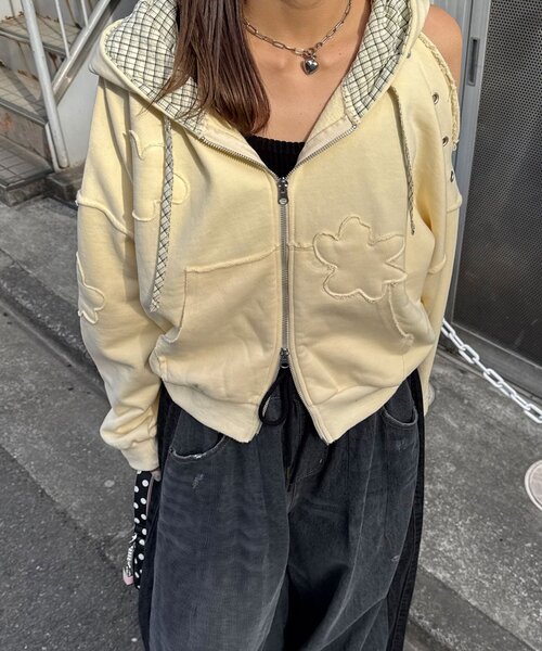 CIAOPANIC（チャオパニック）の「ショルダースリットハトメワッペンジップパーカー（パーカー・レディース・グレー/イエロー/ネイビー・ONE SIZE）」の21枚目の写真