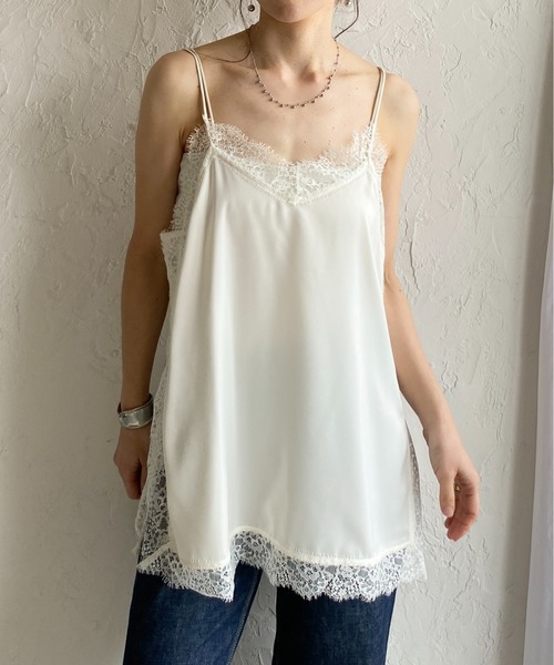 She's Closet（シーズクローゼット）の「ロング丈 サイドスリット 裾 サテンレースキャミソール（キャミソール・レディース・ブラック/アイボリー・FREE）」の2枚目の写真