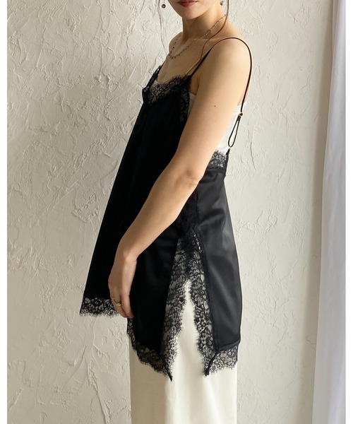 She's Closet（シーズクローゼット）の「ロング丈 サイドスリット 裾 サテンレースキャミソール（キャミソール・レディース・ブラック/アイボリー・FREE）」の3枚目の写真