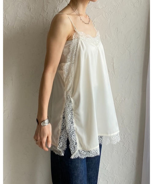 She's Closet（シーズクローゼット）の「ロング丈 サイドスリット 裾 サテンレースキャミソール（キャミソール・レディース・ブラック/アイボリー・FREE）」の4枚目の写真