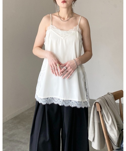 She's Closet（シーズクローゼット）の「ロング丈 サイドスリット 裾 サテンレースキャミソール（キャミソール・レディース・ブラック/アイボリー・FREE）」の8枚目の写真