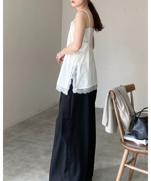 She's Closet（シーズクローゼット）の「ロング丈 サイドスリット 裾 サテンレースキャミソール（キャミソール・レディース・ブラック/アイボリー・FREE）」の9枚目の写真