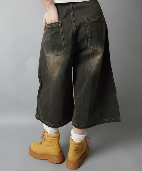 SPINNS(スピンズ)の「タックで即今っぽゆるシルエット★ヴィンテージ加工デニムハーフパンツ(デニムパンツ・レディース・ブルー/ブラック/ネイビー・ONESIZE)」の5枚目の写真