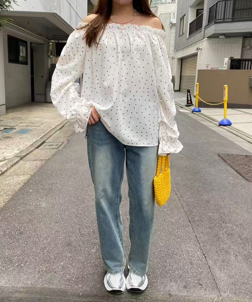 mebole(メボレ)の「ドットフリルオフショルシャツ(シャツ/ブラウス・レディース・ホワイト・FREE)」の5枚目の写真