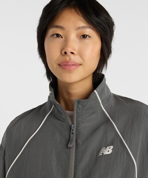 NEW BALANCE(ニューバランス)の「スポーツレガシージャケット(ナイロンジャケット・レディース・ダークグレー・SMALL/MEDIUM/LARGE/X-LARGE)」の4枚目の写真
