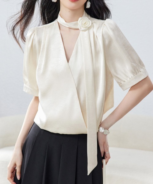 AMAJI(アマジ)の「リボンタイデザインブラウス(シャツ/ブラウス・レディース・ホワイト/ベージュ・SMALL/MEDIUM/LARGE/X-LARGE)」の1枚目の写真