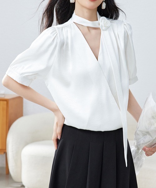 AMAJI(アマジ)の「リボンタイデザインブラウス(シャツ/ブラウス・レディース・ホワイト/ベージュ・SMALL/MEDIUM/LARGE/X-LARGE)」の2枚目の写真