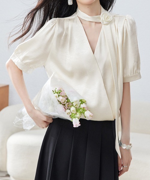 AMAJI(アマジ)の「リボンタイデザインブラウス(シャツ/ブラウス・レディース・ホワイト/ベージュ・SMALL/MEDIUM/LARGE/X-LARGE)」の3枚目の写真
