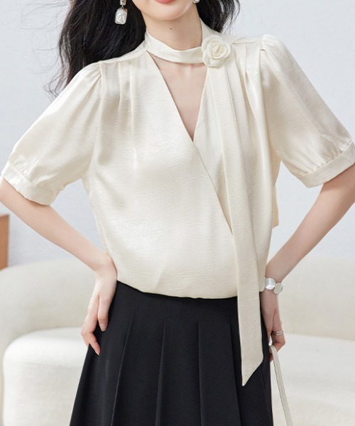 AMAJI(アマジ)の「リボンタイデザインブラウス(シャツ/ブラウス・レディース・ホワイト/ベージュ・SMALL/MEDIUM/LARGE/X-LARGE)」の5枚目の写真
