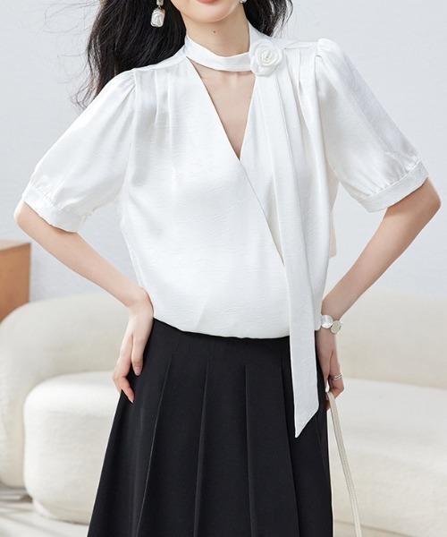 AMAJI(アマジ)の「リボンタイデザインブラウス(シャツ/ブラウス・レディース・ホワイト/ベージュ・SMALL/MEDIUM/LARGE/X-LARGE)」の8枚目の写真
