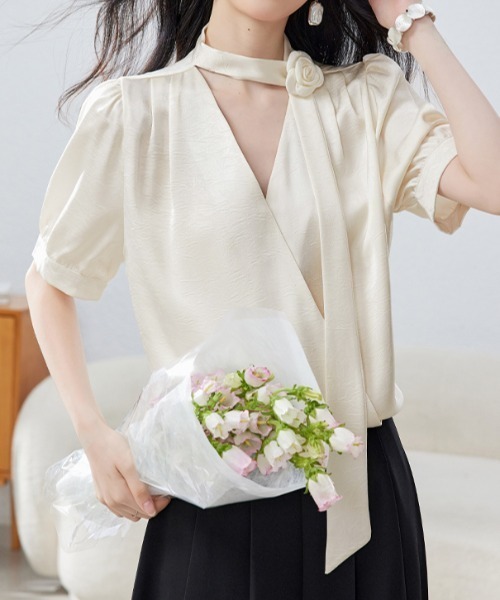 AMAJI(アマジ)の「リボンタイデザインブラウス(シャツ/ブラウス・レディース・ホワイト/ベージュ・SMALL/MEDIUM/LARGE/X-LARGE)」の4枚目の写真