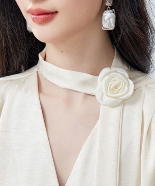 AMAJI(アマジ)の「リボンタイデザインブラウス(シャツ/ブラウス・レディース・ホワイト/ベージュ・SMALL/MEDIUM/LARGE/X-LARGE)」の9枚目の写真