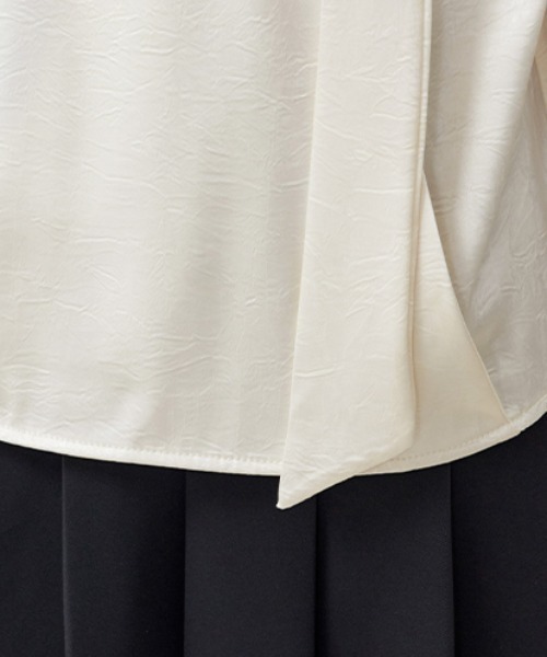AMAJI(アマジ)の「リボンタイデザインブラウス(シャツ/ブラウス・レディース・ホワイト/ベージュ・SMALL/MEDIUM/LARGE/X-LARGE)」の11枚目の写真