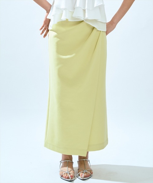 AND COUTURE(アンドクチュール)の「ハイストレッチタックストレートスカート(スカート・レディース・イエロー/チャコールグレー・SMALL/MEDIUM)」の17枚目の写真