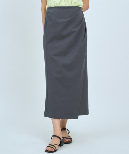 AND COUTURE(アンドクチュール)の「ハイストレッチタックストレートスカート(スカート・レディース・イエロー/チャコールグレー・SMALL/MEDIUM)」の5枚目の写真