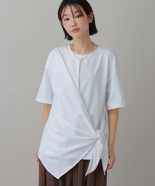 LAKOLE(ラコレ)の「ノットデザインT / 692964(Tシャツ/カットソー・レディース・オフホワイト/ブラック/ベージュ・FREE)」の1枚目の写真